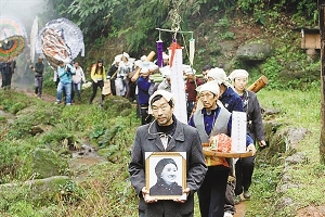 全国各地千名爱情天梯追捧者冒雨送别"天梯"老人